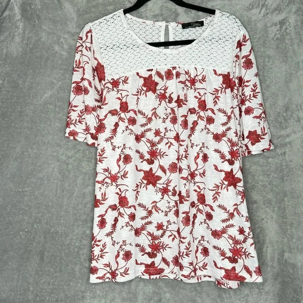 Suzanne Betro 1X Shirt Top Red Floral Flower Short Sleeve Scoop Neck Button Back
